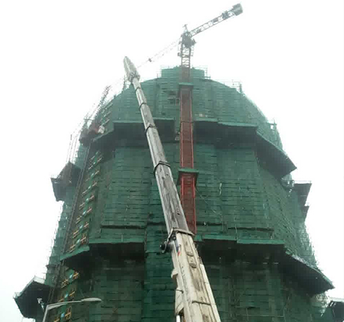 沿滩吊车在工地上作业
